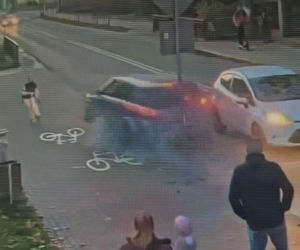 Wjechał na chodnik, minął dziecko i runął z wiaduktu. Nagranie mrozi krew w żyłach!