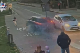 Wjechał na chodnik, minął dziecko i runął z wiaduktu. Nagranie mrozi krew w żyłach!
