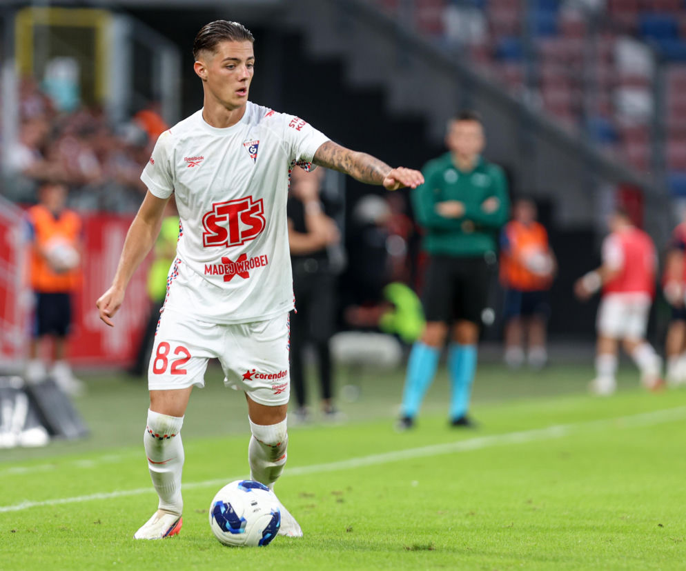 Piłkarz Górnika Zabrze prowadzi piłkę podczas meczu. O starciu z AS Monaco przeczytasz na SE Supersport.