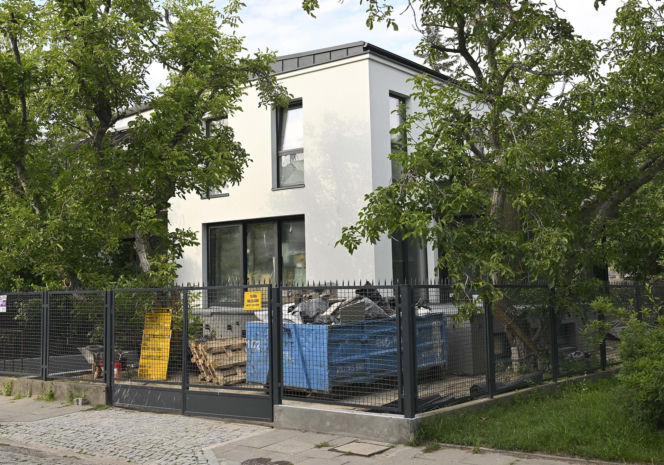 Smutny widok domu Kaczyńskiego. Willa na Żoliborzu się sypie