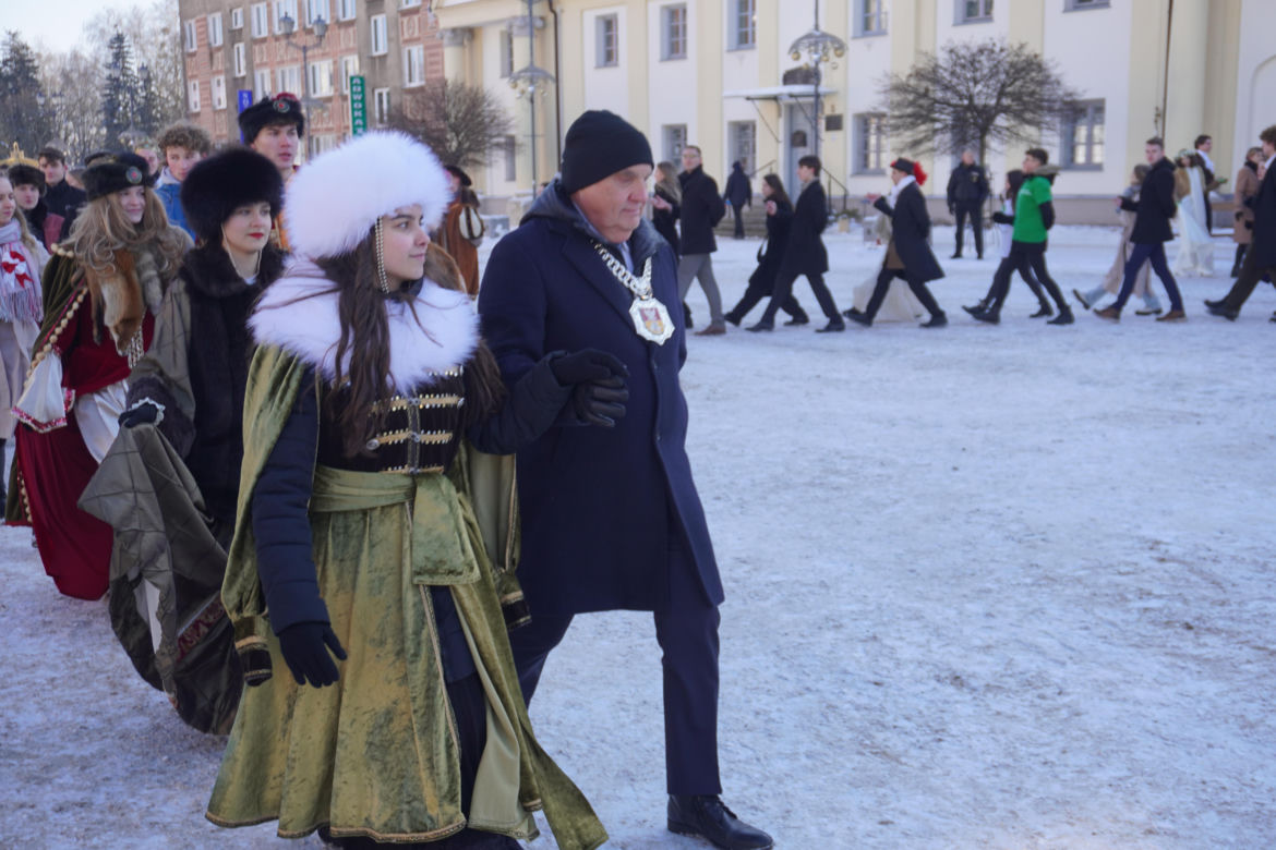 Studniówka miejska w Białymstoku. Prezydent wraz z maturzystami zatańczyli poloneza