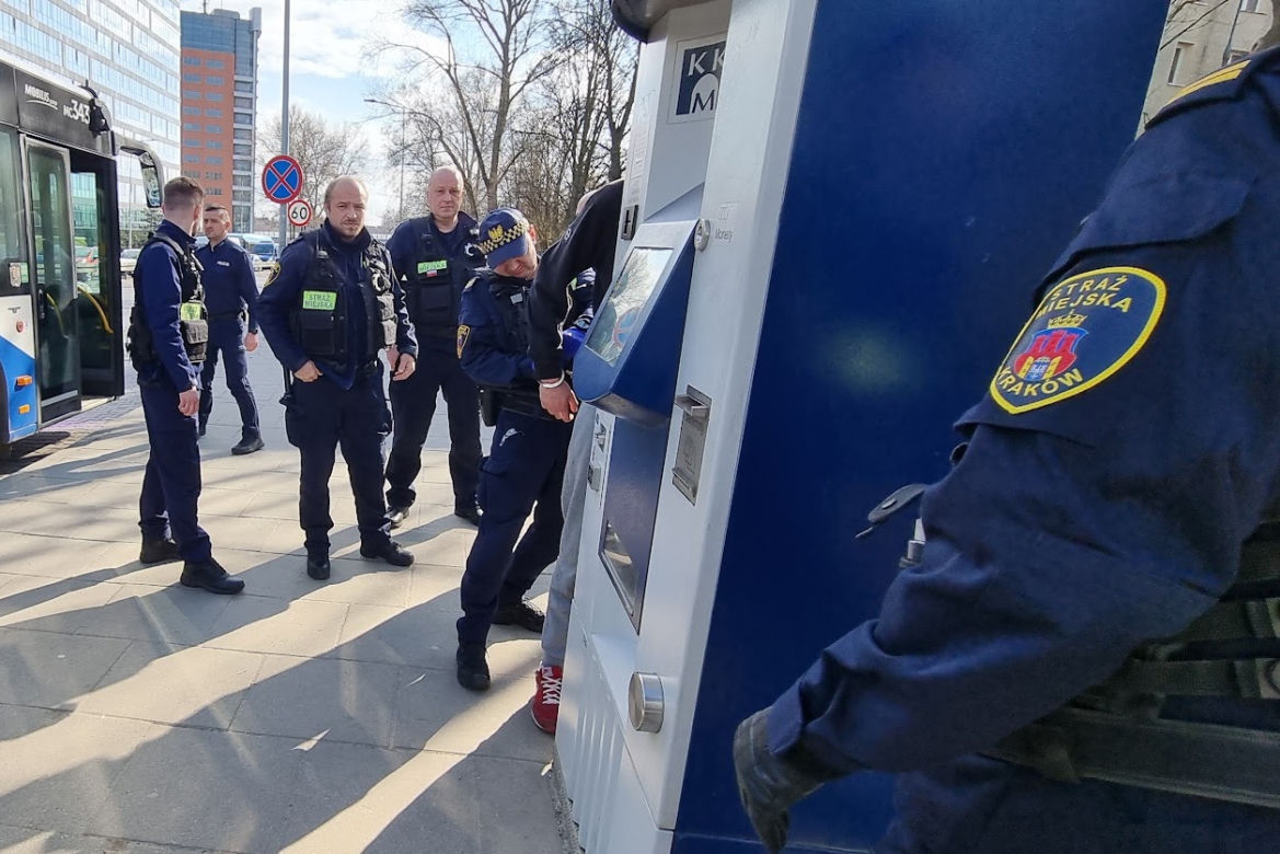 Kraków: urządzili sobie imprezę w autobusie. Kopali drzwi, palili papierosy