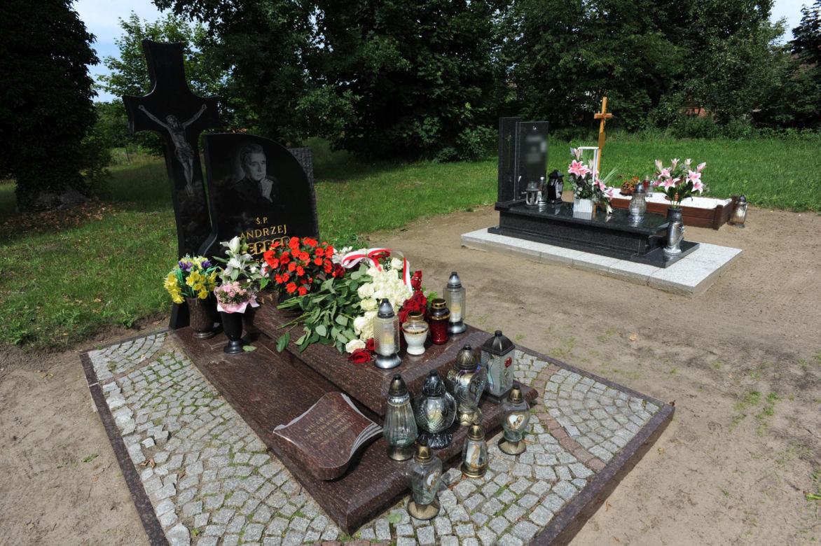 Rocznica tragicznej śmierci Andrzeja Leppera. Oto, jak wygląda jego grób 12 lat od śmierci