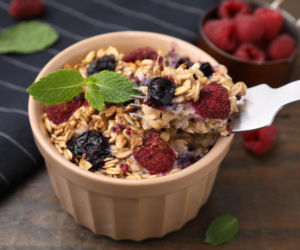 Owsianka pieczona z ricottą i malinami – kremowa w środku, lekko chrupiąca na wierzchu