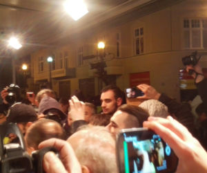 Protestujący stworzyli żywy łańcuch' przed wejściem do teatru