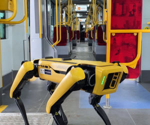 Pies-robot odwiedził tramwajarzy. Niecodzienny gość w zajezdni na Bielanach