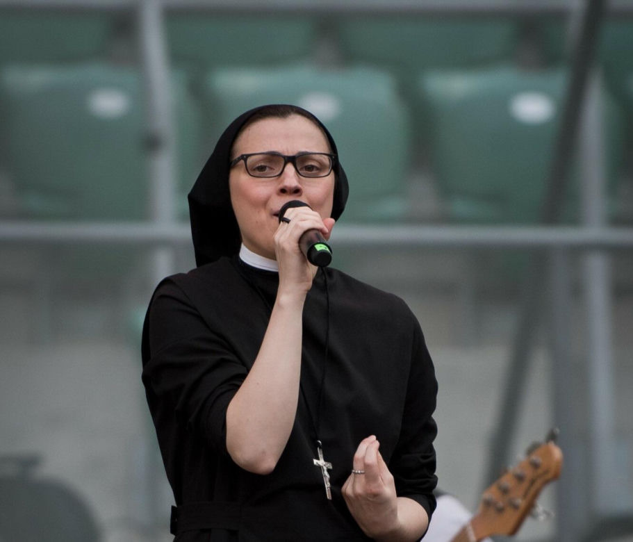 W listopadzie 2022 roku ogłosiła publicznie swoją decyzję o wystąpieniu z zakonu. To wtedy całkowice zmianiła swój wizerunek.