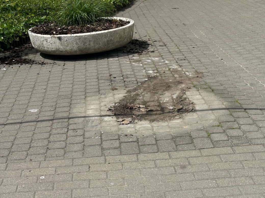 Auto wjechało w budynek sądu w Warszawie. Kierowca z impetem wyłamał szlaban i wjechał na zamknięty teren