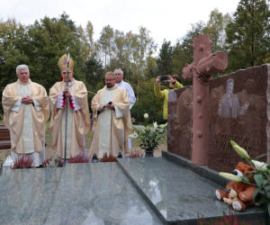 Poświęcenie nowego nagrobka Krzysztofa Krawczyka