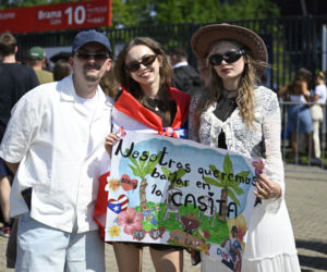 Tłumy w Warszawie! Czekają na koncert Bad Bunny'ego