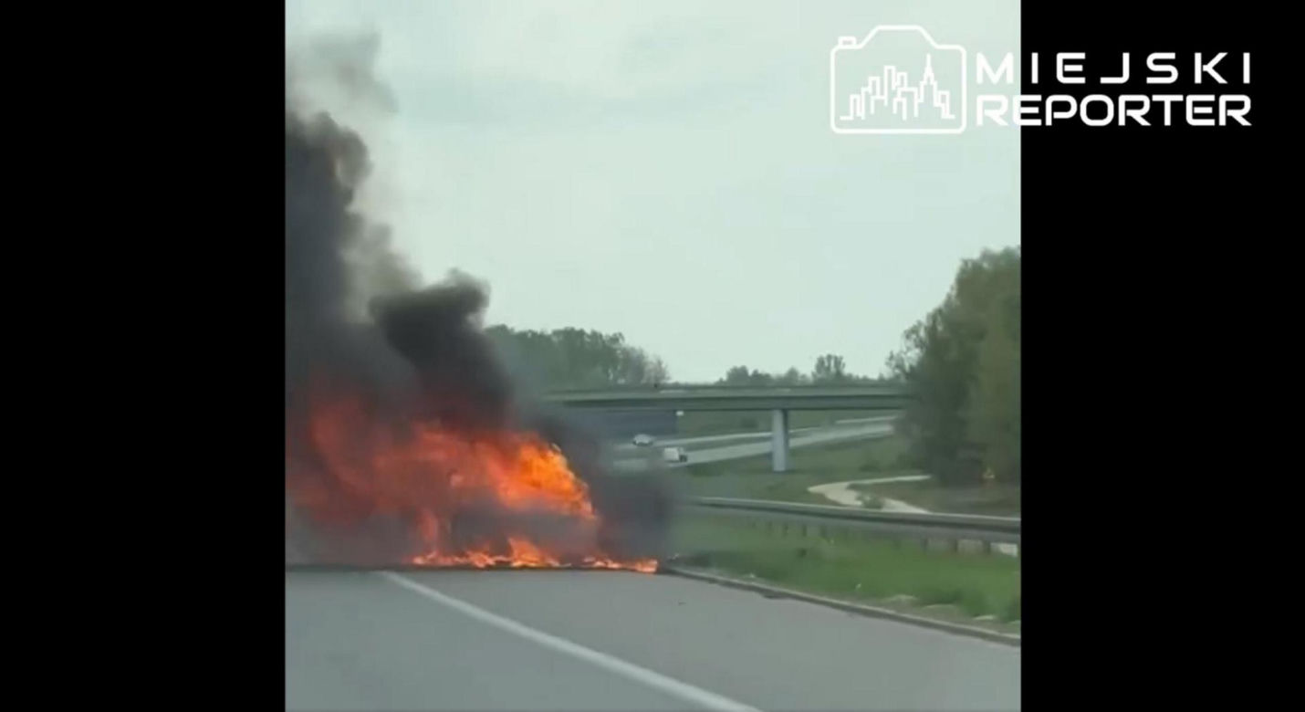 Wielki pożar auta na A2 pod Warszawą. Korek na autostradzie miał kilka kilometrów