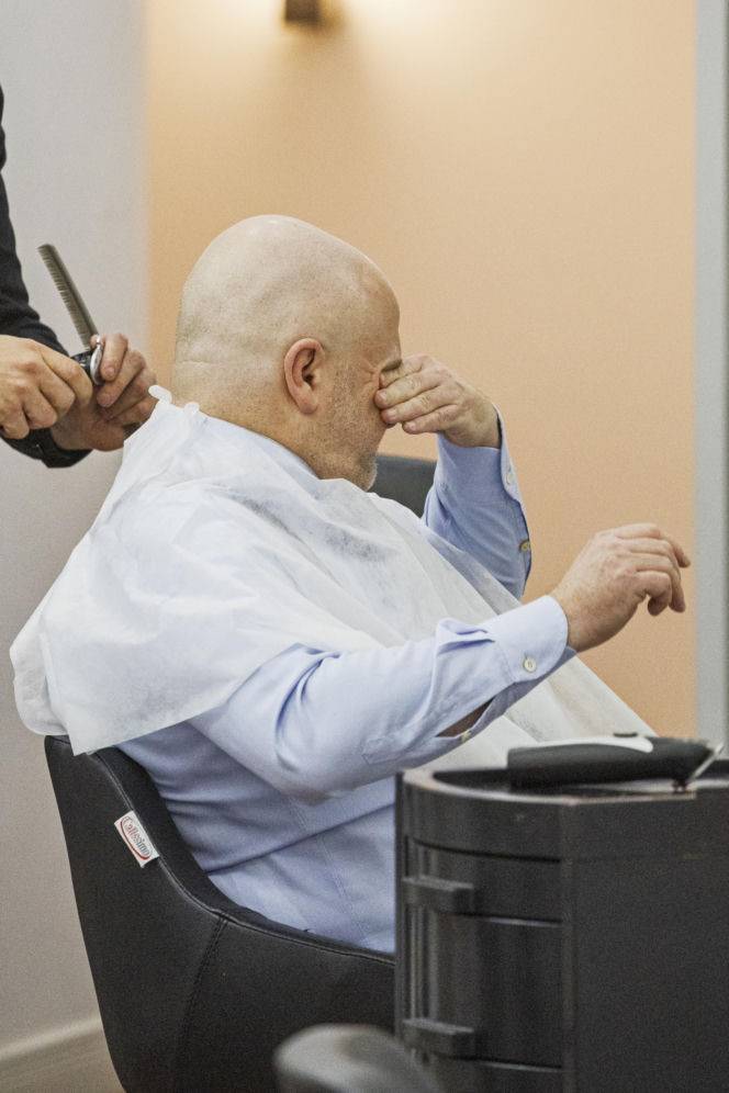 Paweł Kowal u fryzjera