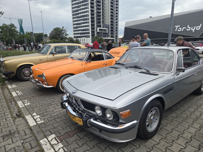 Motoryzacyjne legendy pod Torbydem. „Bydgoskie Klasyki Nocą” znów przyciągnęły tłumy
