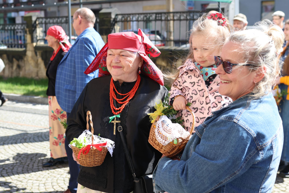 Święcenie pokarmów w strojach ludowych w Bytomiu