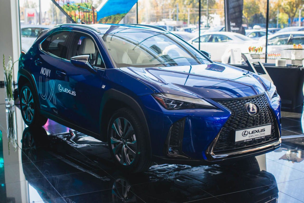 Lexus UX już w polskich salonach