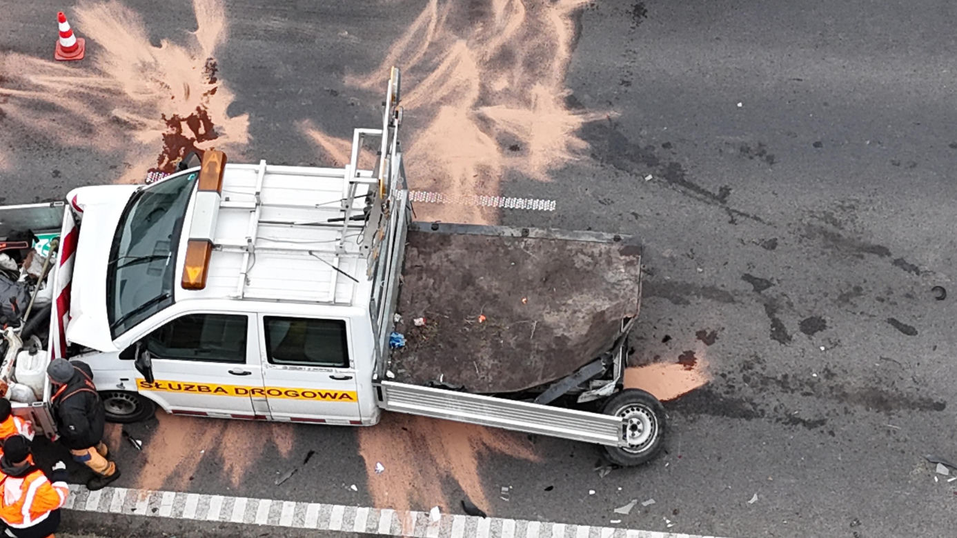 Wjechał Uberem prosto w drogowców. Są ranni
