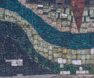 Niszczejąca mozaika na budynku w Stoczni Szczecińskiej