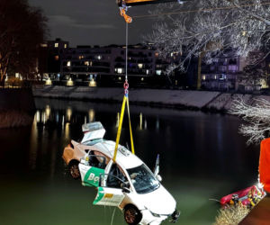 Samochód przebił barierki i wpadł do rzeki. Akcja służb we Wrocławiu