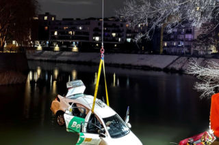 Auto wpadło do Odry we Wrocławiu