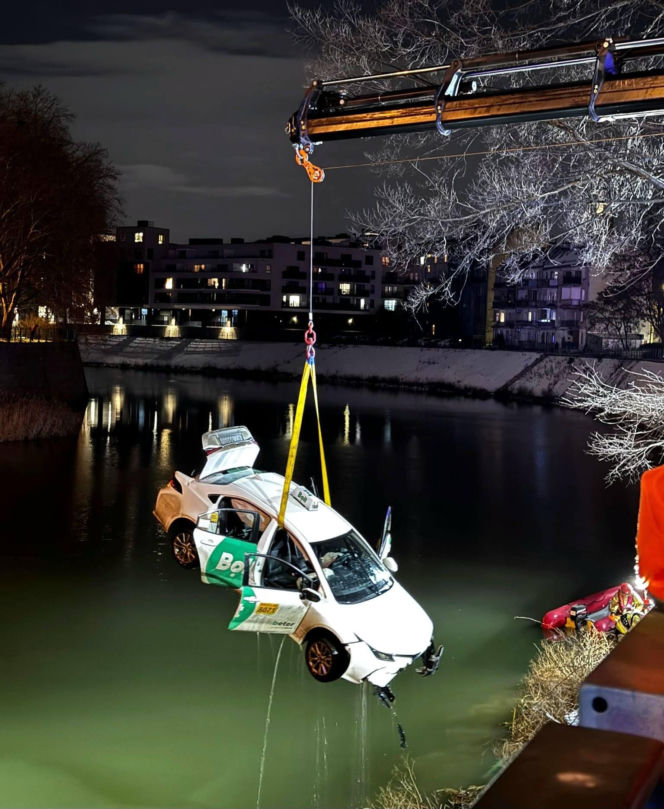 Auto wpadło do Odry we Wrocławiu