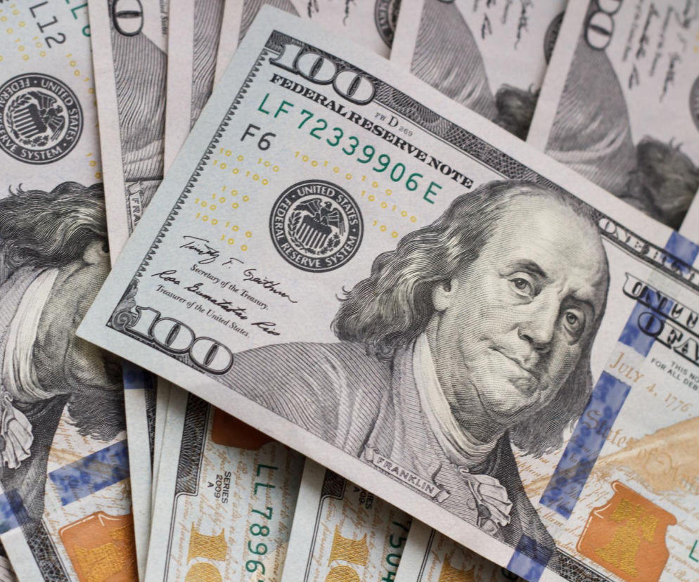 Złoty cały czas mocny, dolar tanieje