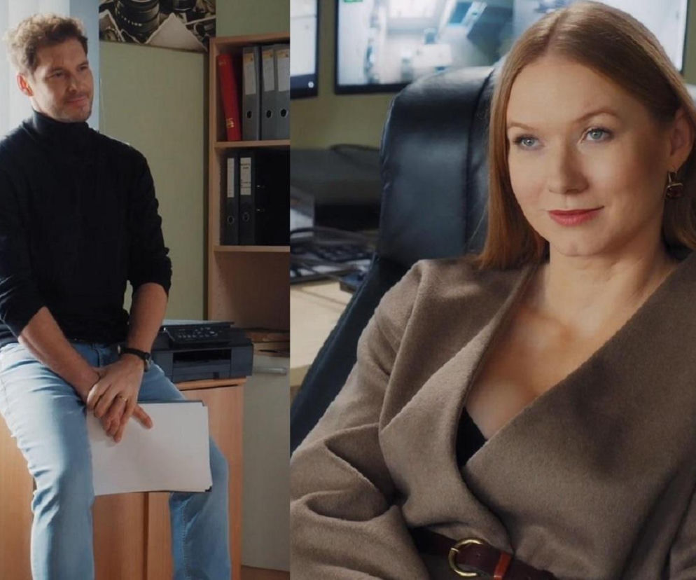 Marcin Chodakowski (Mikołaj Roznerski) w czarnym golfie i jasnych jeansach oraz Elżbieta Domańska (Katarzyna Dąbrowska) w beżowym płaszczu z paskiem, siedząca w biurze. Marcin spogląda w bok, a Elżbieta patrzy w przód z delikatnym uśmiechem. Oboje są bohaterami serialu M jak miłość. Więcej o tym na Super Seriale.