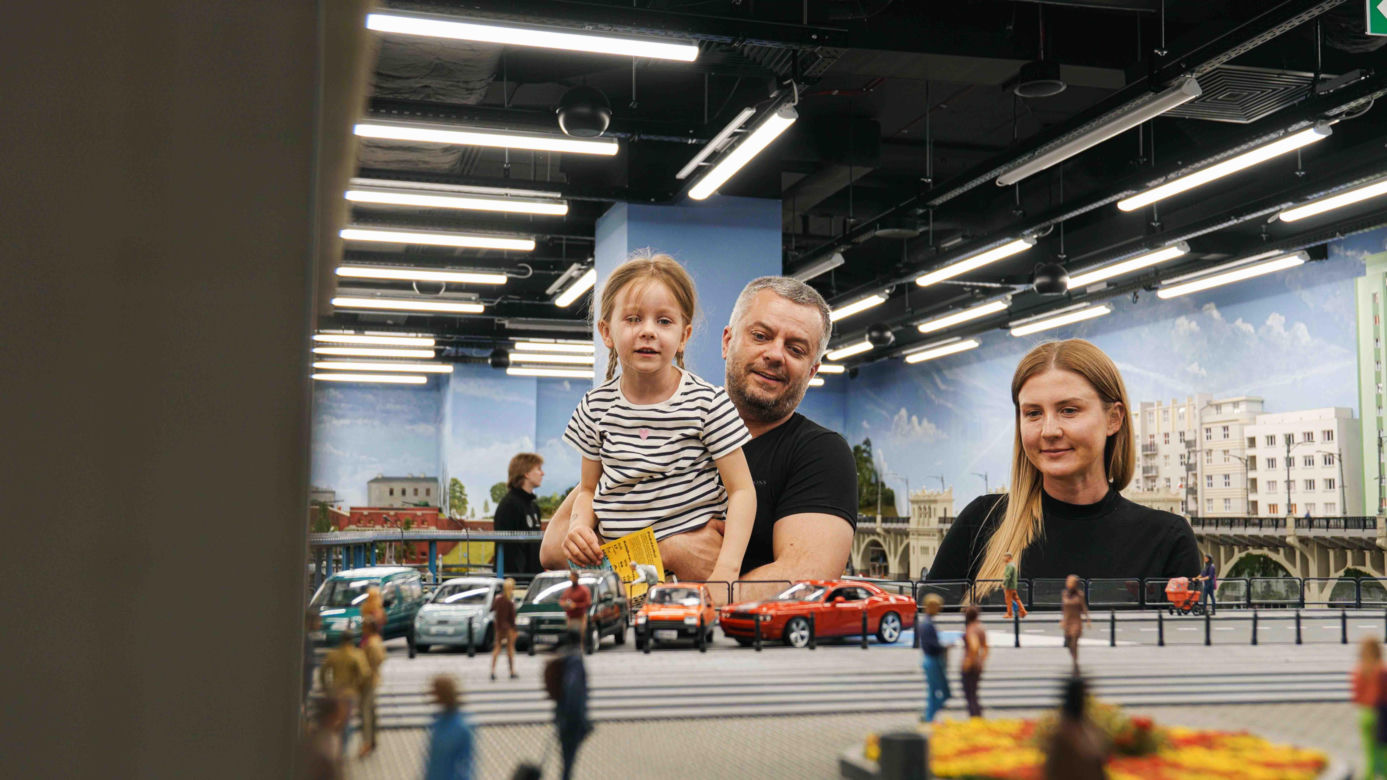 Warszawa. Mknące pociągi na gigantycznej makiecie. "Kolejkowo" przyciąga tłumy zwiedzających