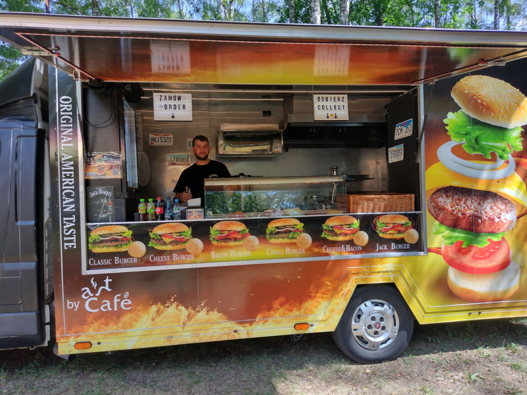 Trwa Festiwal Smaków Food Trucków w Olsztynie. Co dobrego można zjeść? [ZDJĘCIA]
