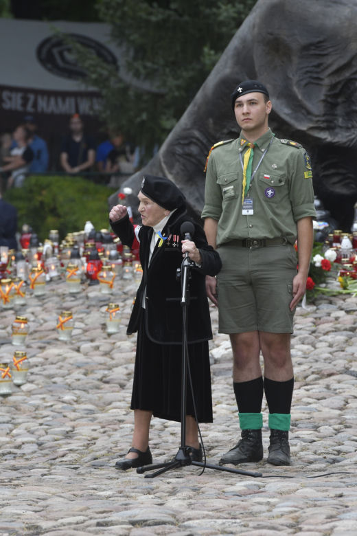 Złożenie kwiatów na kurhanie przy pomniku Polegli Niepokonani na Cmentarzu Powstańców Warszawy