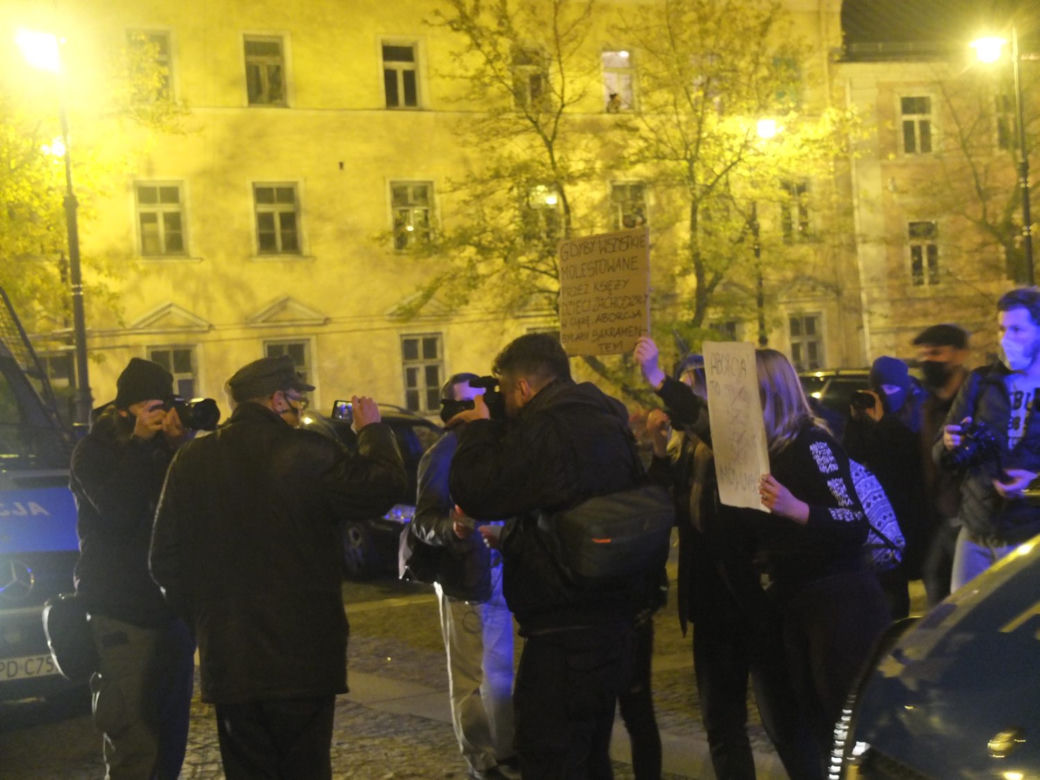 PROTEST KOBIET W LUBLINIE. KILKA TYSIĘCY OSÓB PRZEMASZEROWAŁO POD ARCHIKATEDRĘ I KURIĘ LUBELSKĄ. ŚWIĄTYNI MODLITWĄ BRONILI PRAWICOWCY