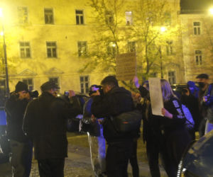 PROTEST KOBIET W LUBLINIE. KILKA TYSIĘCY OSÓB PRZEMASZEROWAŁO POD ARCHIKATEDRĘ I KURIĘ LUBELSKĄ. ŚWIĄTYNI MODLITWĄ BRONILI PRAWICOWCY
