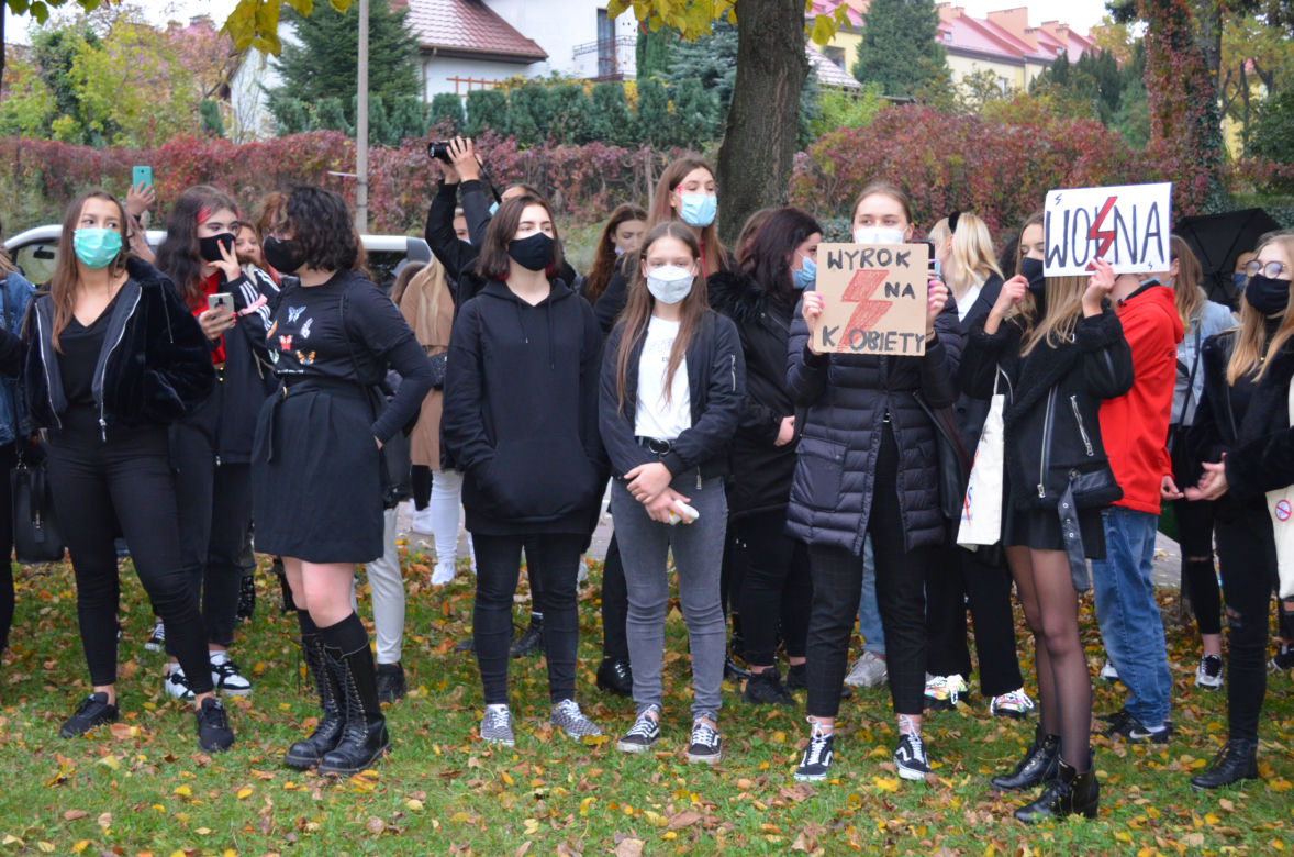 "Z KOBIETAMI NIE WYGRACIE" w Starachowicach też protestowali przed biurami posłów PiS 