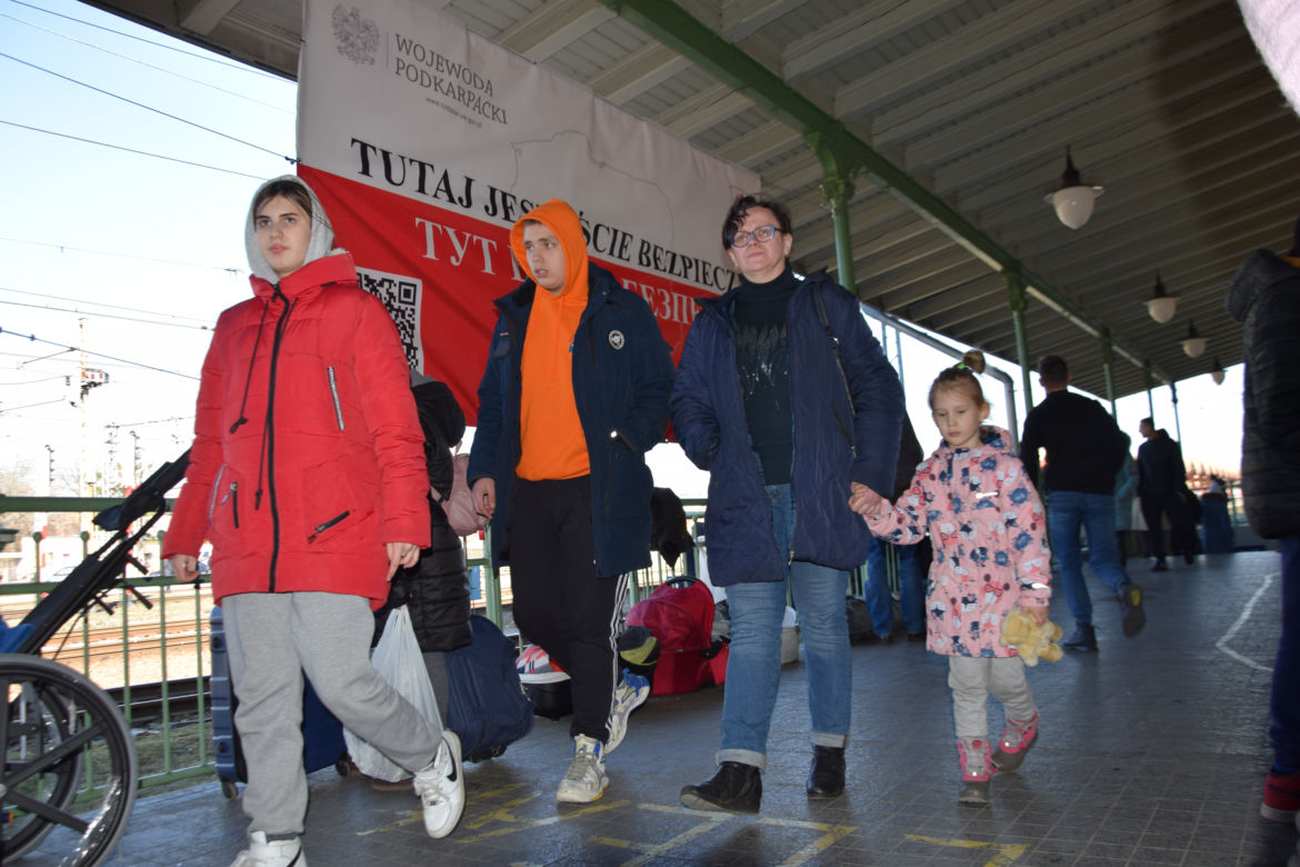 Wojna odbiera im dzieciństwo. Tłumy maluchów wyrwanych z dziecięcego świata na dworcu w Przemyślu [GALERIA]