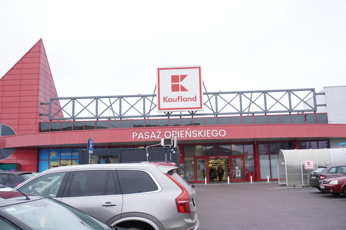 Pasaż handlowo-usługowy przy ul. Opieńskiego w Poznaniu 