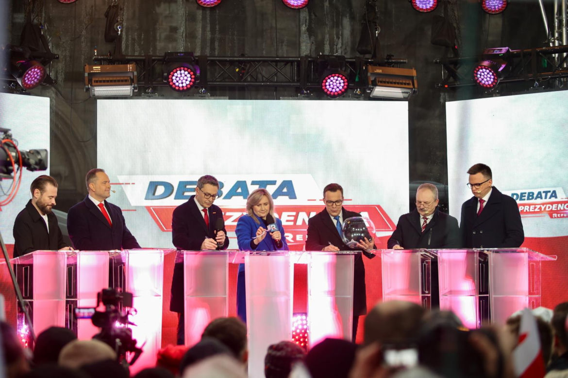 Debata w Końskich. Tłum ludzi przed sceną na rynku [zdjęcia] 
