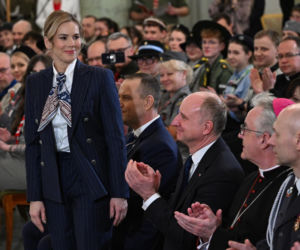 Marta Nawrocka postawiła na ponadczasową klasykę, ale nie zabrakło odrobiny szaleństwa! Jej stylizacja to strzał w dziesiątkę