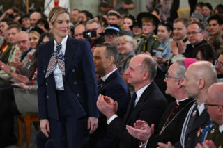 Marta Nawrocka postawiła na ponadczasową klasykę, ale nie zabrakło odrobiny szaleństwa! Jej stylizacja to strzał w dziesiątkę