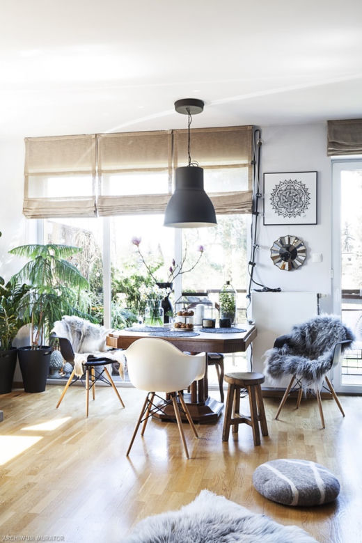 Salon z kuchnią w apartamencie w stylu skandynawskim