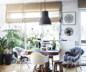 Salon z kuchnią w apartamencie w stylu skandynawskim