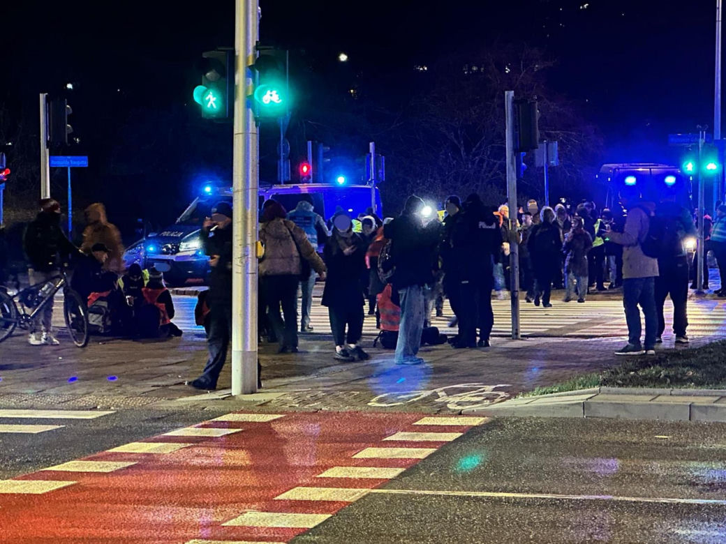 Warszawa. Ostatnie Pokolenie zablokowało Wisłostradę pod mostem Gdańskim. Aktywistów zabrała policja [ZDJĘCIA]