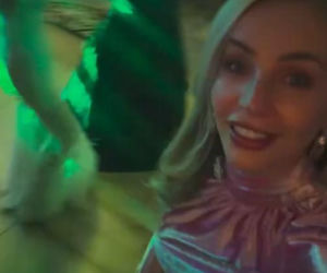 Tak różowiutka Woźniak-Starak weszła w Nowy Rok. Ale błyszczała z telefonem w dłoni!