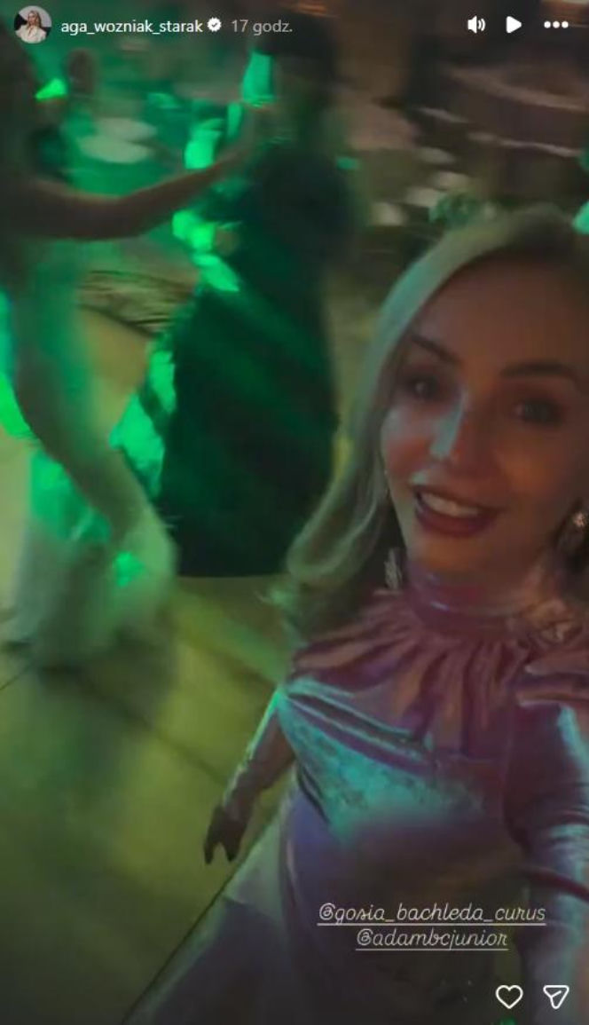 Tak różowiutka Woźniak-Starak weszła w Nowy Rok. Ale błyszczała z telefonem w dłoni!