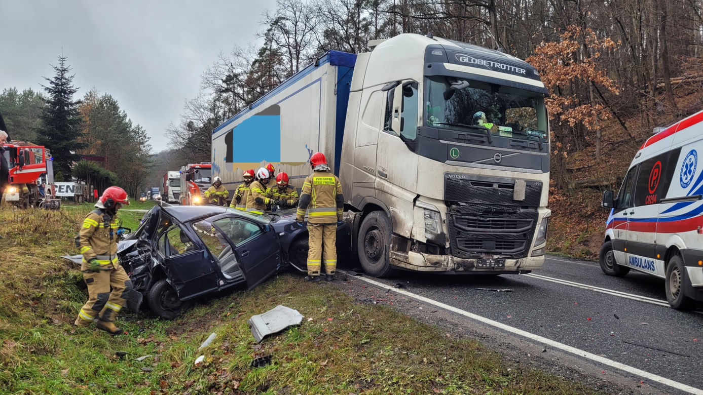 Koszmarny wypadek na DK 16 pod Grudziądzem! Kobieta była uwięziona w aucie [ZDJĘCIA]
