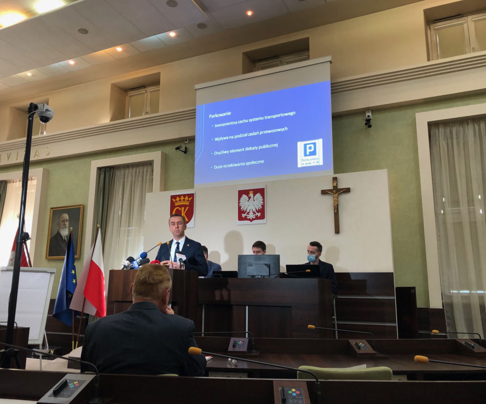 Eksperci: strefa płatnego parkowania w Kielcach powinna być większa i droższa