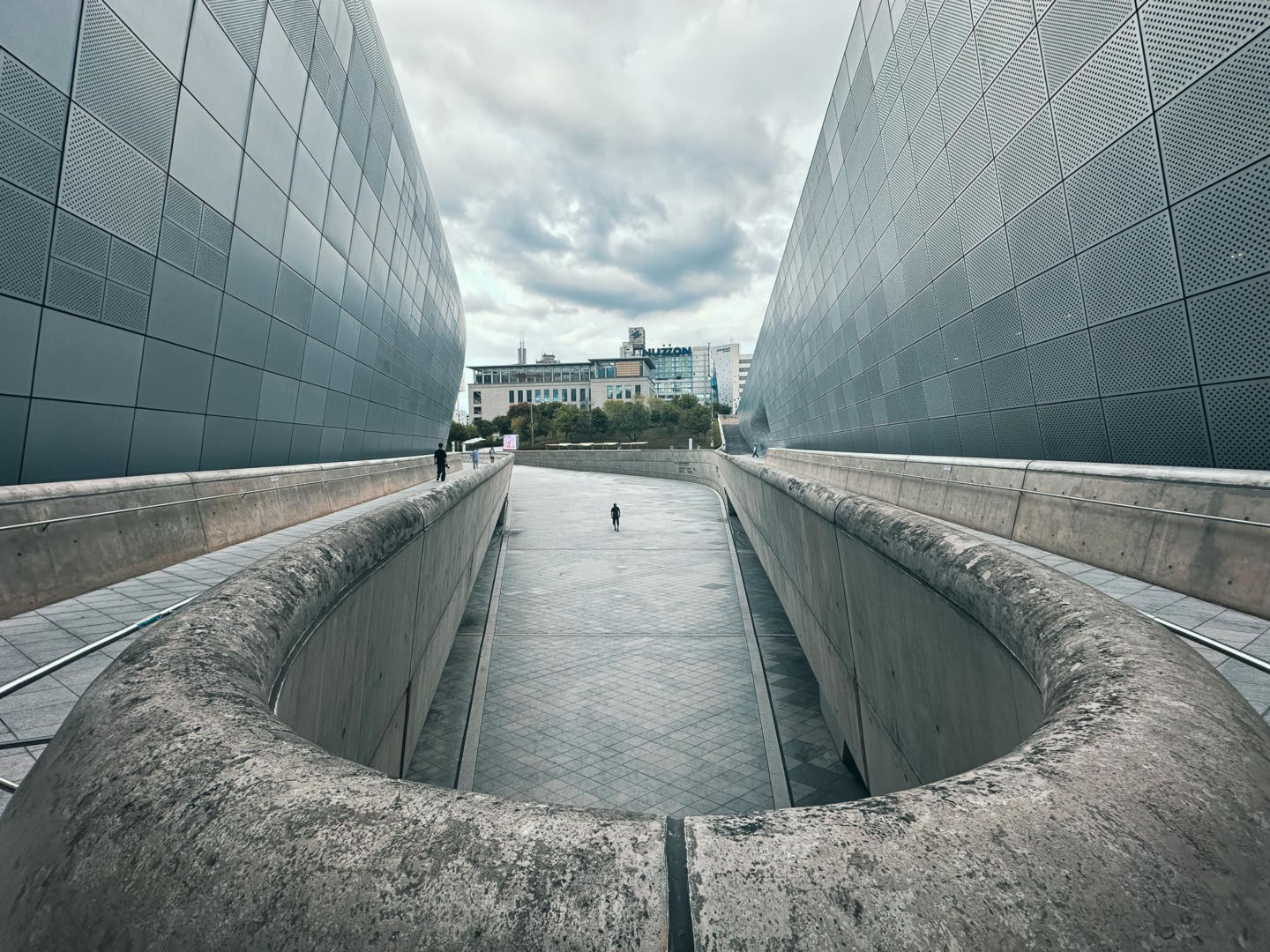 Zaha Hadid i jej Dongdaemun Design Plaza w Seulu