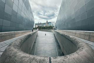 Krajobraz metonimiczny i piękna przewaga formy nad funkcją za 1,5 mld złotych. Zaha Hadid i jej Dongdaemun Design Plaza w Seulu