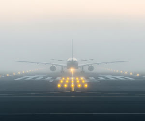 Gęsta mgła nad lotniskiem. Duże utrudnienia, samoloty przekierowane do innych portów