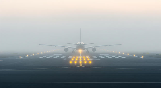Gęsta mgła nad lotniskiem! Duże utrudnienia, samoloty przekierowane do innych portów