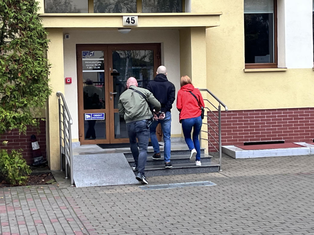 Łukasz M. który zastrzelił 30-latka w Unisławiu doprowadzony do prokuratury w Toruniu