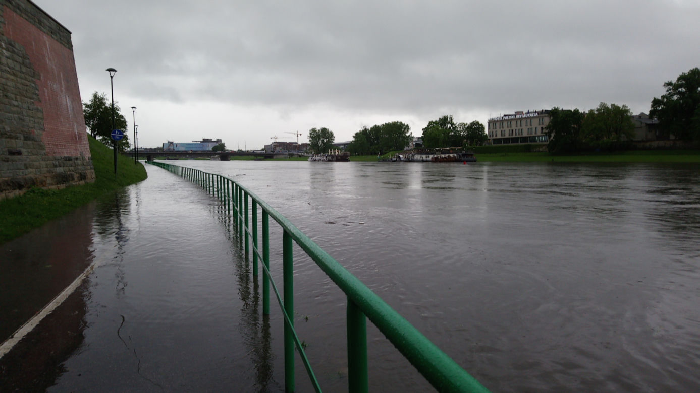 Ulewy w Krakowie 23.05.2019: Wylała Wisła, zalane są bulwary